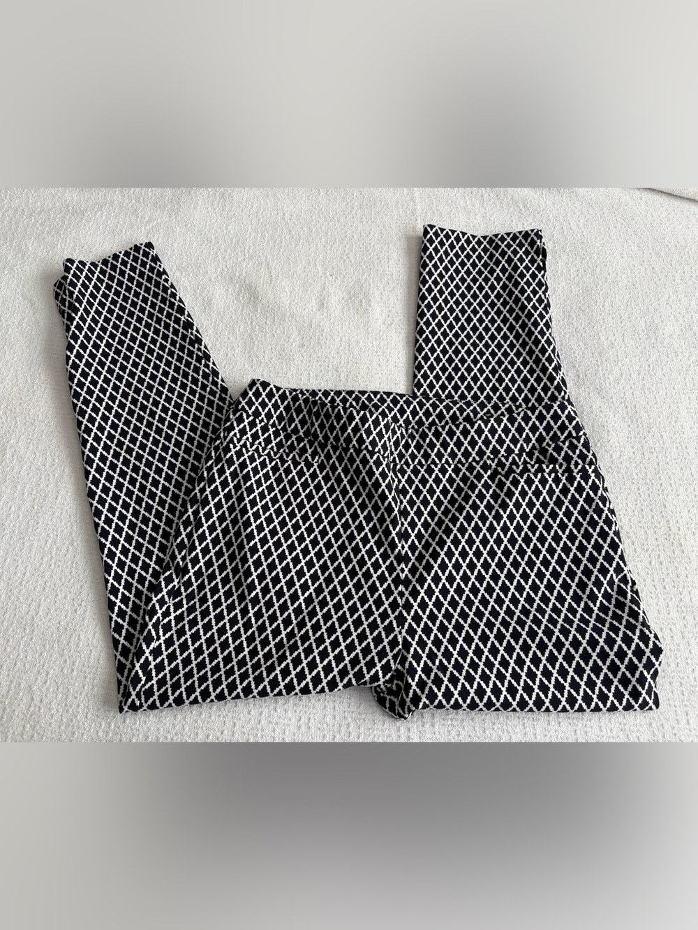 Chicos womens Black & White Diamond Print pant